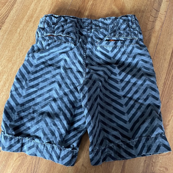 Black and gray chevron youth shorts - Picture 3 of 3